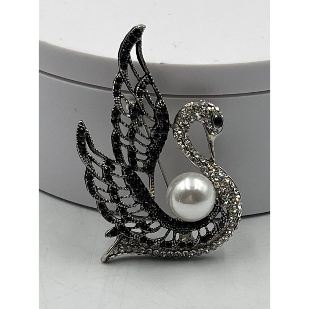 Swan Brooch - SILVER Tone with Rhinestones and one Large Pearl SO PRETTY ZOOM IN